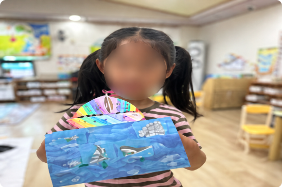 아이 얼굴을 블러 처리한 코알라어린이집 놀이 사진