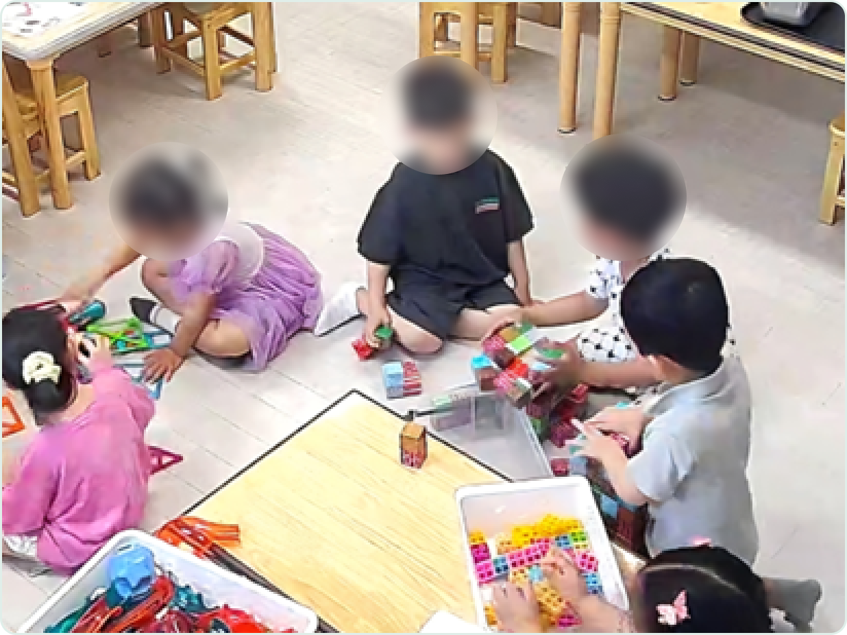 아이들이 함께 블록 놀이를 하는 모습